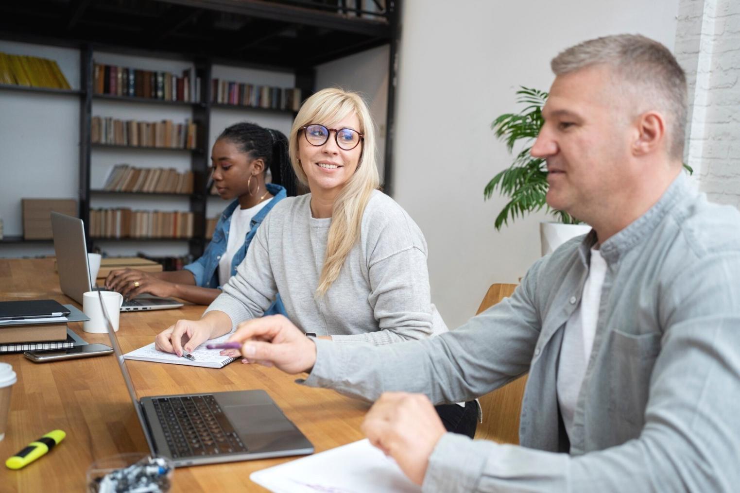 Equipo de halorivantos trabajando en soluciones financieras personalizadas para empresas